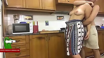 Una Mujer Caliente Y Cachonda Es Follada Por El Coño Y El Culo En La Cocina