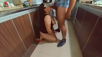 Milf Mẹ Và Anh Họ Đụ Nhau Trong Nhà Bếp (Phim Đầy Đủ)