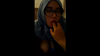 Kecantikan Indonesia Memberikan Blowjob Dalam Video Buatan Sendiri Ini