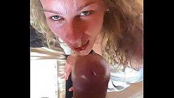 Amateur Tienermeisje Geeft Een Blowjob En Slikt Sperma