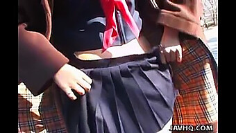 穿着制服的日本女孩在户外被吸吮和操小乳房