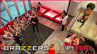 Orgie Interraciale Avec Quatre Filles Excitées - Brazzers