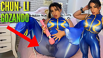 O Fată Drăguță Anime Într-O Ținută Cosplay Sexy Se Joacă Cu Vibratorul Ei Și Ajunge La Orgasm