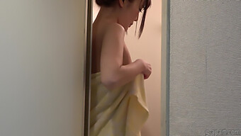 Japanische Teenagerin Sarina Kurokawa Tränkt Sich Unter Der Dusche Vor Der Kamera