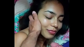 Gadis Latin Kecil Memberikan Blowjob Padaku Sambil Kami Menonton Tv