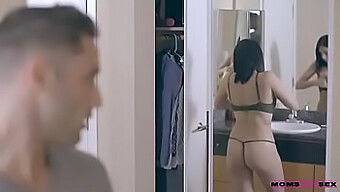 Um Homem Branco Desesperado Mostra Seus Grandes Seios Naturais E Consegue O Que Quer.