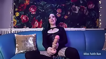 Bayan Faith Rae'Nin Islak Bakış Tahrikini Bu Sissy Domme Porno Videosunda Izleyin