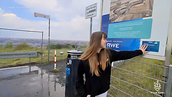 נערת אמצעי מקבלת זין Pov בסביבה חיצונית