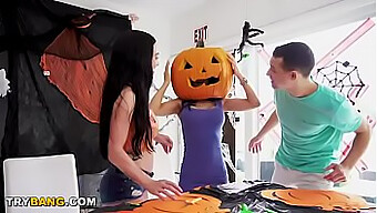 Mira A Tia Cyrus Que Se Quede Con La Cabeza Clavada En Una Calabaza En Este Loco Vídeo De Bangbros