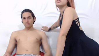 Le Coinquiline Condividono Un Grosso Cazzo E Un Bel Viso In Questo Fantastico Video Porno Coed