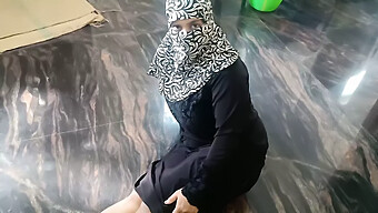 Cô Gái Hijab Muốn Trải Nghiệm Mới Với Việc Cưỡi Ngựa Khó Tính