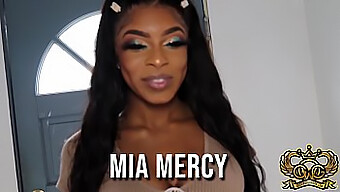 18+ Ebony Mia Mercy Đối Đầu Với Một Con Cặc To Và Nuốt Hai Lần Xuất Tinh