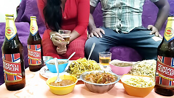 Sang Nyonya Menyiapkan Makan Khusus Untuk Majikannya Dan Sementara Mereka Makan Bersama, Dia Dengan Penuh Gairah Mencium Kemaluannya - Indian Dengan Suara Seksi