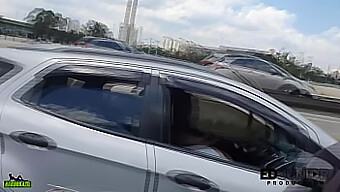 Gozada Em Carro Em Movimento: Brasileira Gostosa Leva Na Boca