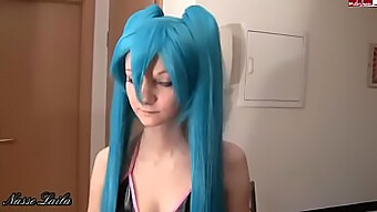 Hentai Cosplay Tini Szopást És Arckezelést Kap Ebben A Német Videóban