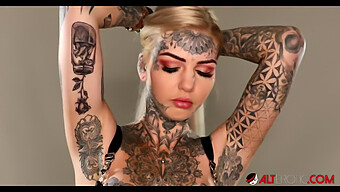 Dickbusige Blonde Mit Dicken Möpsen Bekommt Ihre Tattoos