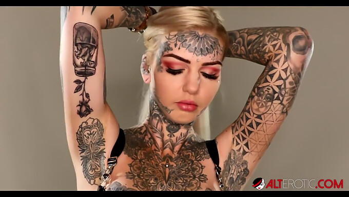 Beleza Australiana Com Seios Grandes É Tatuada