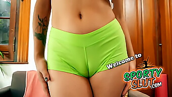 Cô Gái La Tinh 18 Tuổi Với Bộ Đồ Spandex Twerks Và Khoe Vòng Một Tự Nhiên