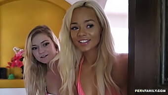 Blonda Milf Elle Tar Det Bakifrån I Denna Heta Video