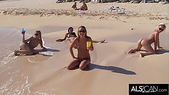 Sexo Público Com Seis Lésbicas Excitadas Na Praia