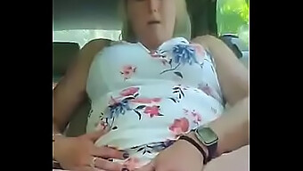 Heiße Blonde Milf Fingert Sich Im Auto Zum Orgasmus