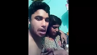 Maman Indienne Faite Maison Avec De Gros Seins Et Une Grosse Bite