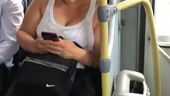 Milf Avec Une Tenue Transparente Chevauche Le Bus