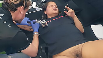 Tatuador Alemão Recebe Um Boquete De Sua Esposa Em Troca De Seu Trabalho