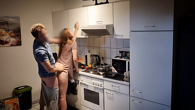 Tienertje (18+) Verleid Door Stiefbroer