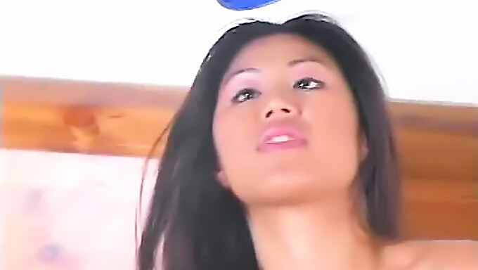 Interracial Asiatisches Mädchen Nimmt Zwei Schwänze Auf Und Bekommt Einen Mund Voll Sperma