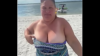 ¡mira A Esta Impresionante Esposa Duca Mostrando Sus Grandes Tetas En Una Playa Pública! ¡te Encantará!