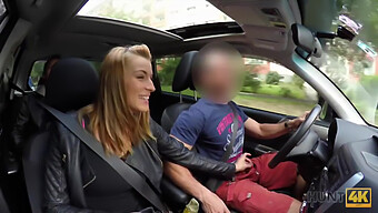 Brun Skønhed Får Et Blowjob Og Rider I Bilen