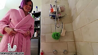 Madrastra Con Gran Polla Recibe Una Gran Polla Acariciando En Su Baño