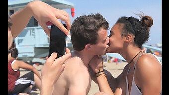 Ebony Meisje Kust Blanke Jongen Op Het Strand