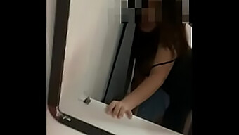 Oplev Den Sensuelle Thailandske Accent Og Fantastiske Krop I En Varm Bagfra-Scene