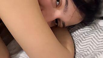 18+小胸部和紧致屁股的少女被大鸡巴操得爽歪歪