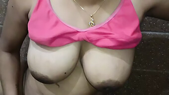 Desi Bhabhi Đang Móc Lồn Và Liếm Lỗ Đít Của Mình