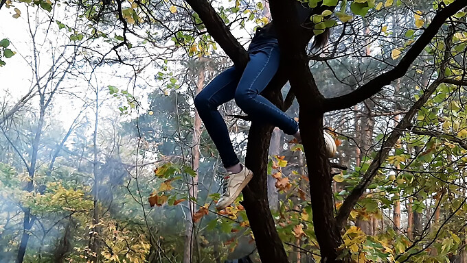 Ragazza In Bikini Si Masturba Su Un Ramo D'Albero In Un Video Amatoriale