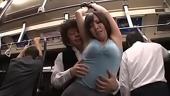 Sexo Japonês Em Um Ônibus: Uma Fantasia De Tabu Ganha Vida