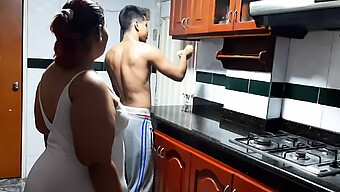 Un Couple Voisin Se Fait Baiser Dans La Cuisine