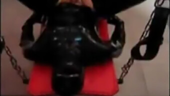 Latexklädd Bdsm-Lek Med En Undergiven