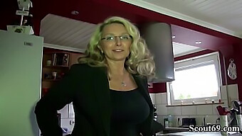 Duitse Milf Met Grote Natuurlijke Tieten Wordt Verleid Om Klaar Te Komen In Zelfgemaakte Video