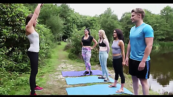 La Sortie De L'Instructeur De Yoga Se Termine Par Une Érection