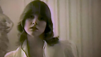 Vintage Tjej Visar Upp Sina Rörelser I Denna Klassiska Striptease-Video