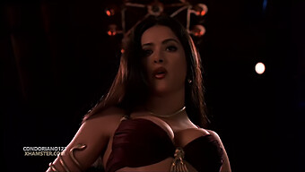 Salma Hayek In Una Performance Di Lingerie Seducente