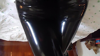 Latexklädd Onani: En Kinky Solosession