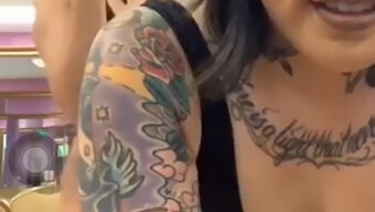 Asiagirl Mit Tattoos Twerkt In Selbstgemachtem Video