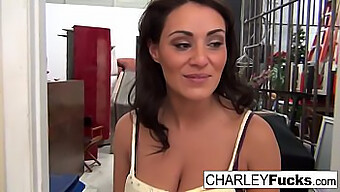 ¡la Rubia De Grandes Tetas Charley Se Masturba Hasta Llegar Al Clímax!